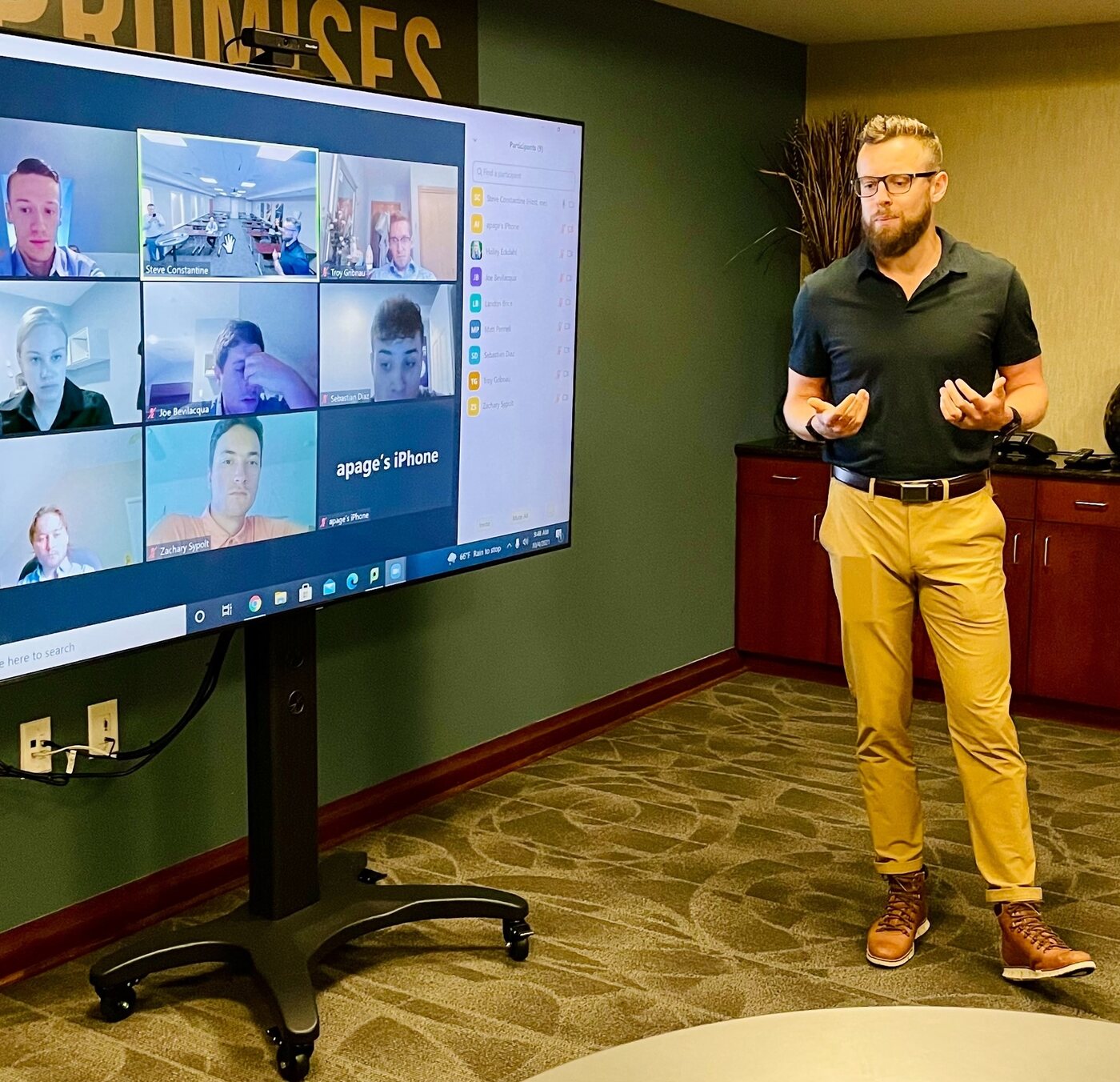 Leading the virtual room